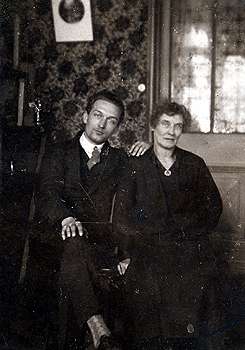 Alfred-Georges Regner avec se mère, Célina Puget, authentique sorcière calaisienne dixit Regner