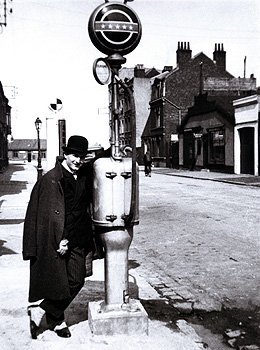 La pompe à essence ( The pump with essence) , © Lhotellier
